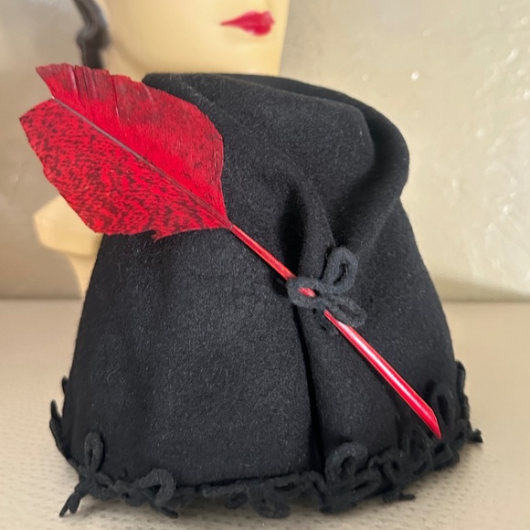 EXCEPTIONAL 1940s' UNIQUE TOP BLACK FELT CONICAL HAT + RED FEATHER & APPLIQUES - Picture 11 of 12